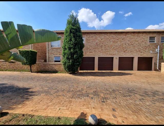 3 BEDROOM TOWNHOUSE FOR SALE IN HEUWELSIG ESTATE